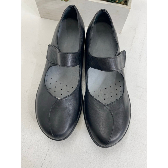 Dansko Shoes - Women's Dansko Black Mary Jane Flats Size 10.5